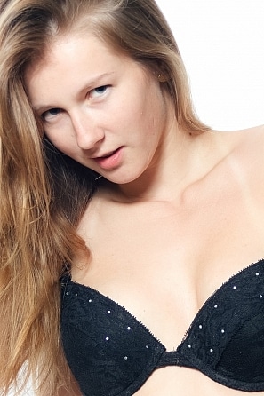 2019-07-13-alice-smith-topless-plays-cards