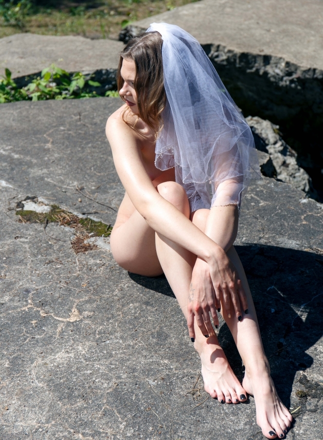 2019-08-03-mia-luna-beautiful-naked-bride