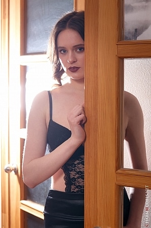 2019-12-07-adriana-sexy-18yo-girl-on-the-door