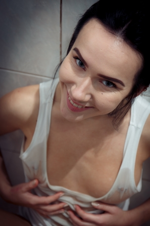 2020-07-17-natasha-lot-of-oil-in-shower