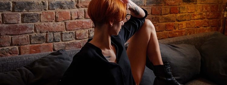 2021-07-31-mary-jane-redhead-30yo-beauty-without-pants-but-with-big-boots