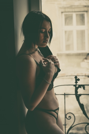 2022-01-29-busty-18yo-teenager-emma-at-balcony-glamour-photoset