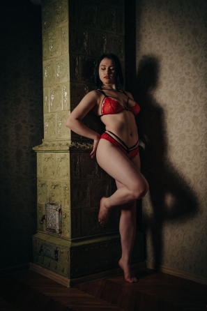 2022-03-12-emma-a-glamor-model-with-very-pronounced-shapes-poses-topless