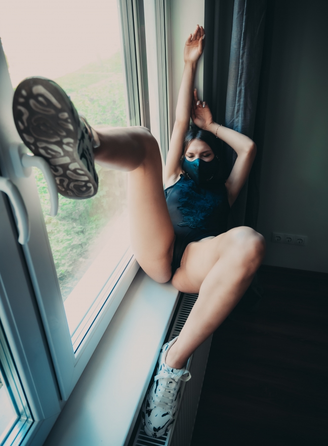 2023-04-29-Polina-with-black-mask-and-transparent-bodytop