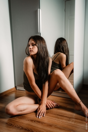 2023-08-26-glam-model-Polina-without-underwear-at-mirror