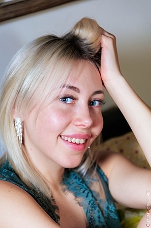 2024-06-29-topless-glamour-session-with-small-tits-blonde-Nico