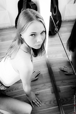 2024-09-21-Luise-Wixx-BW-sexy-teen-photo-session