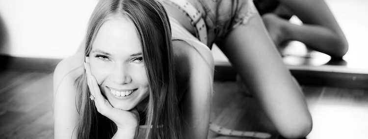 2024-09-21-Luise-Wixx-BW-sexy-teen-photo-session