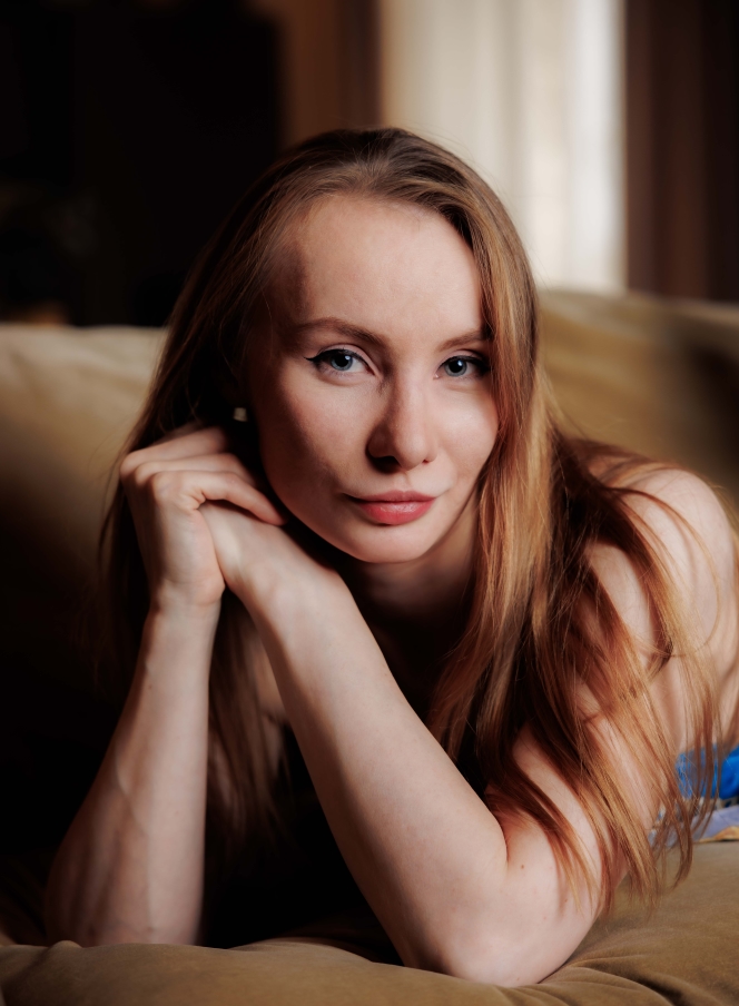2025-02-22-sexy-milf-Vi-Ezra-nipslip-photoset-on-the-couch