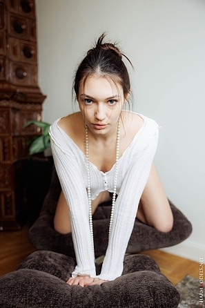 2025-07-19-aria-vexelle-soft-touch-on-brown-velvet