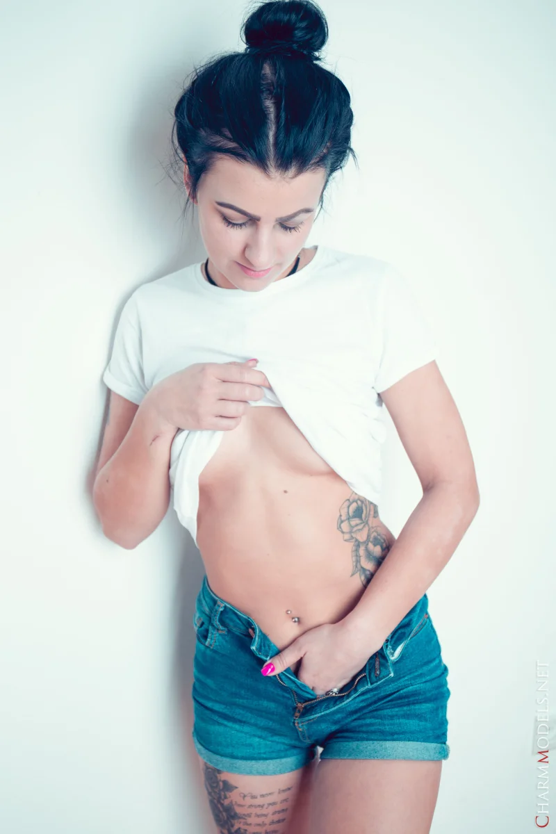 Aria Greek Wet Tee In Studio Light Preview picture 6