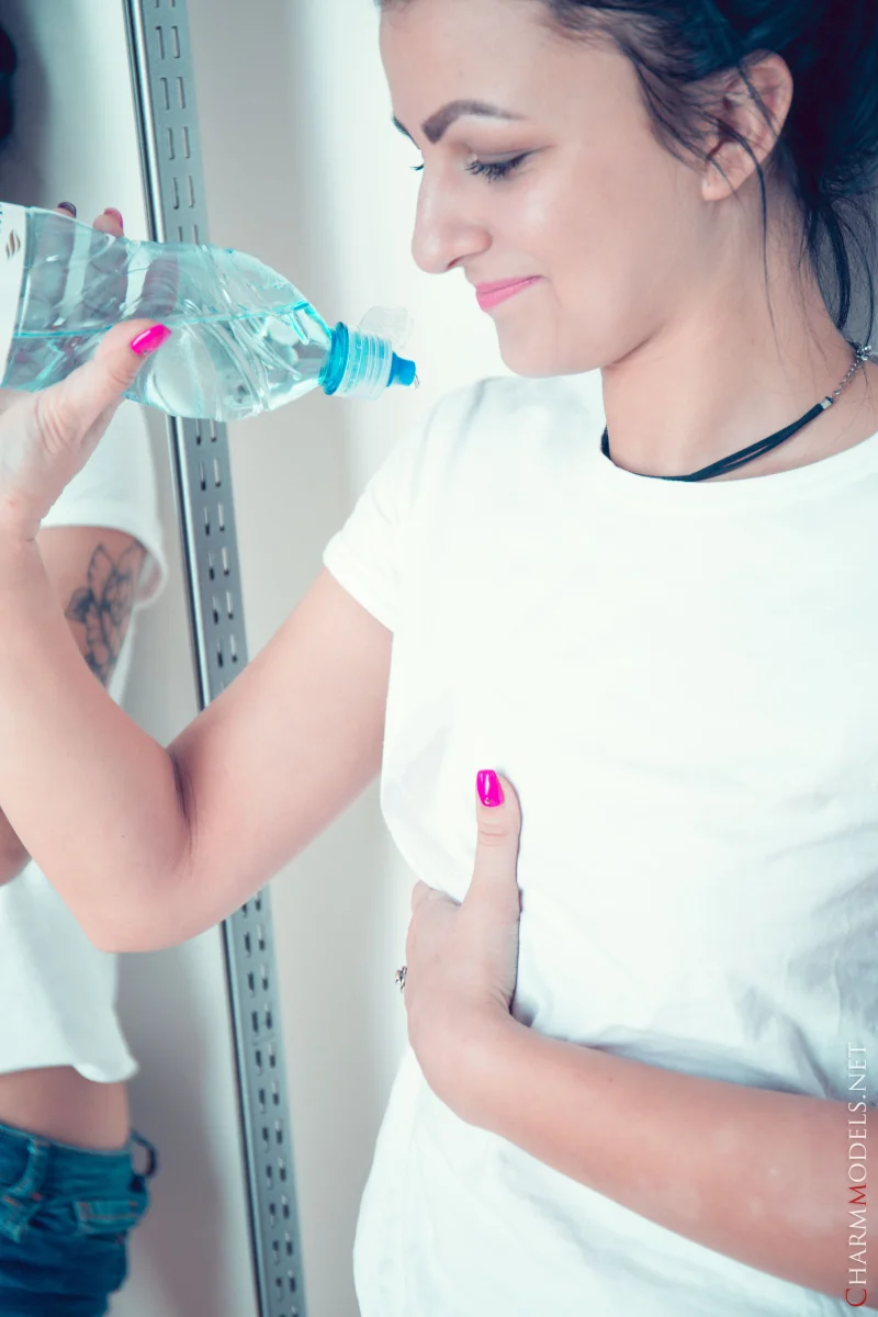 Aria Greek Wet Tee In Studio Light Preview picture 7