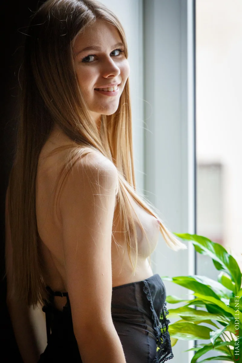 Every Curve in Black Belongs to Evelina Preview picture 9