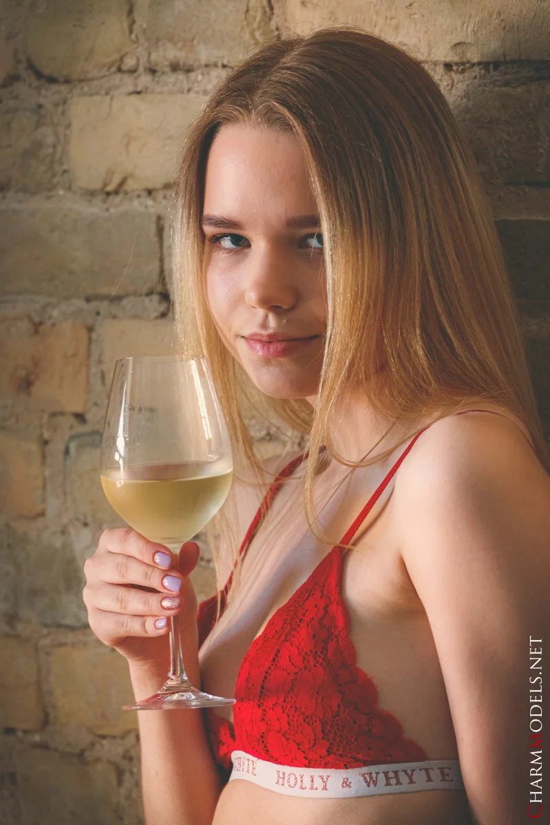 Juna’s Glamour Debut with Wine and Lace Preview picture 3