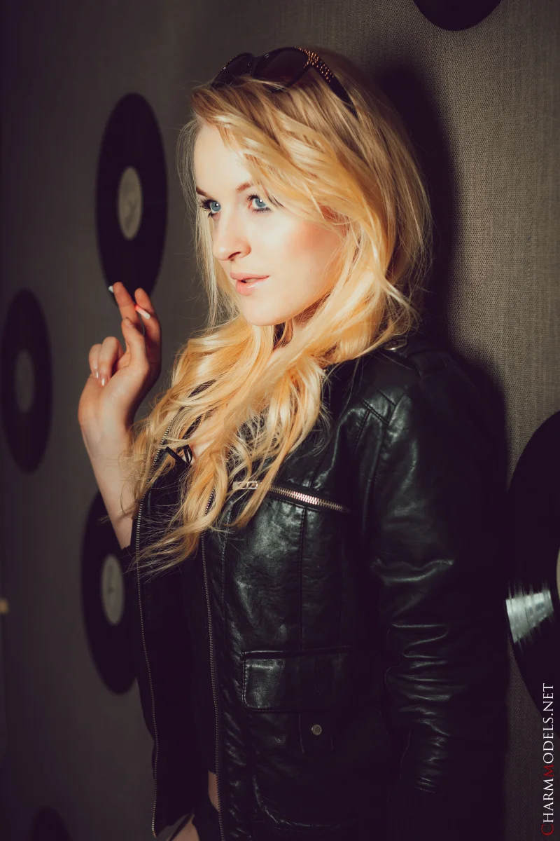 Smoking Hot Bella Lei in Leather Preview picture 2