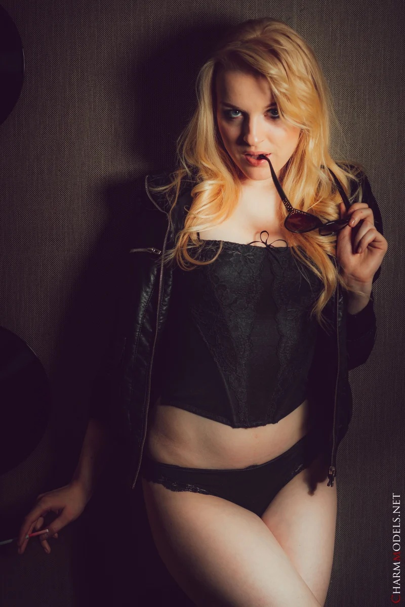 Smoking Hot Bella Lei in Leather Preview picture 5