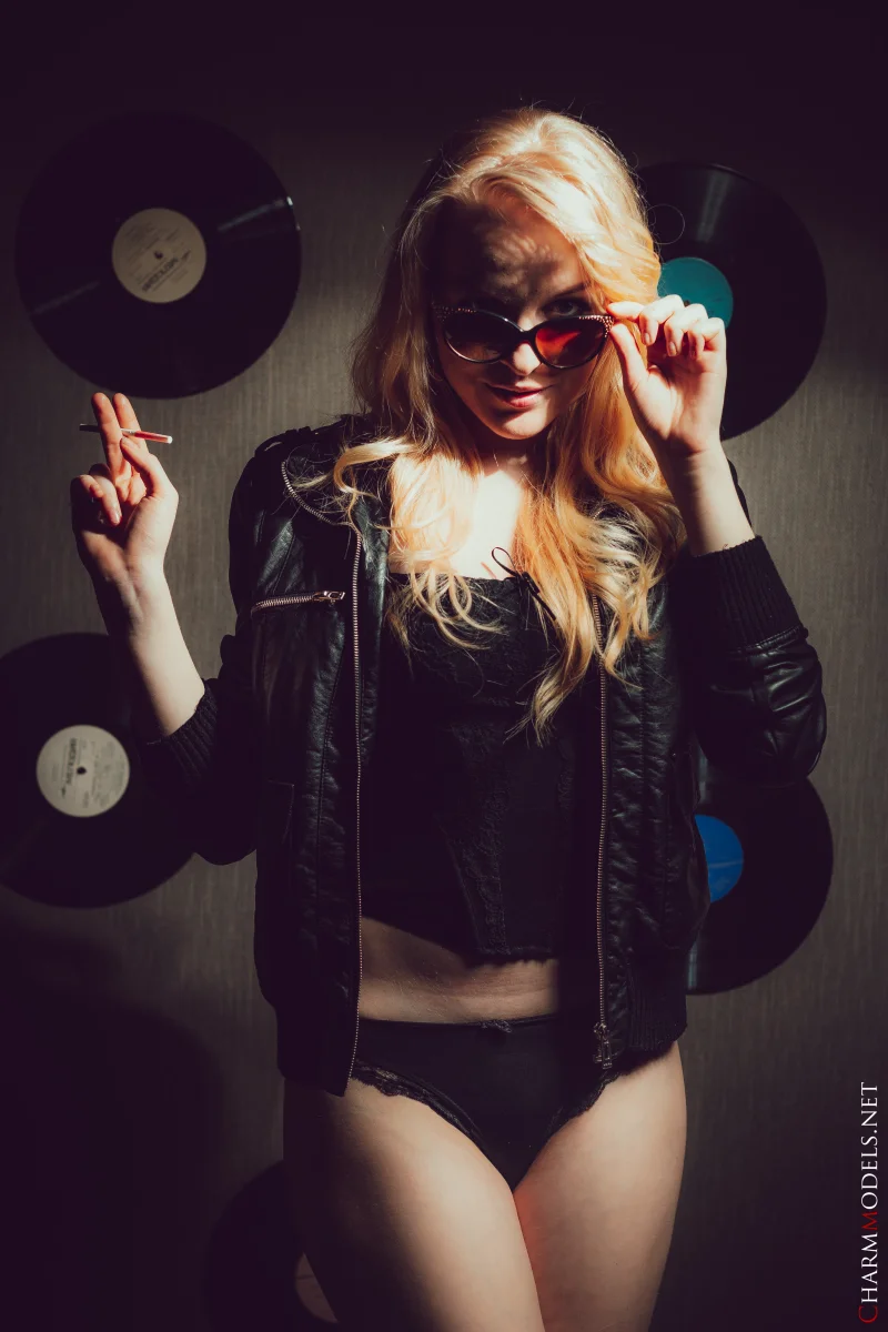 Smoking Hot Bella Lei in Leather Preview picture 6