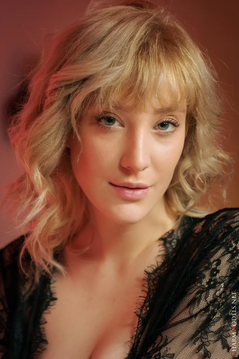 Pink Light Frames Limona’s Curves Preview picture 2