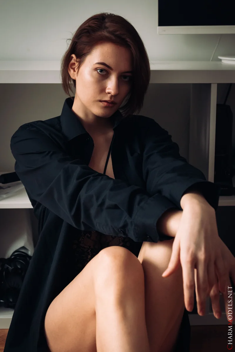 Lola Aven Moves Like Midnight Preview picture 1