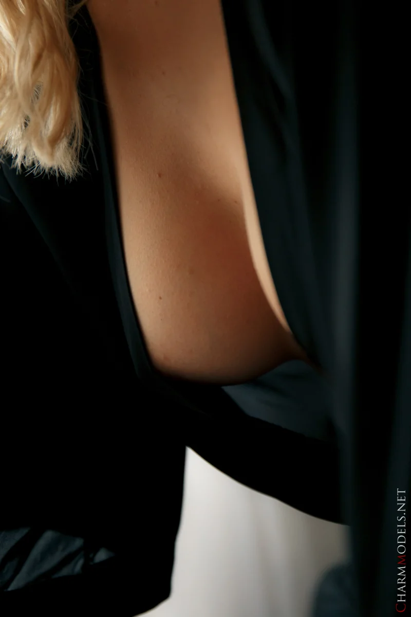 Topless Elegance Of Blonde Beauty Lucia Preview picture 7
