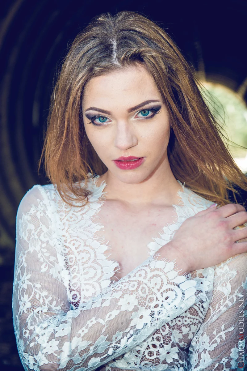 Through the Tunnel with Mia Luna Preview picture 10