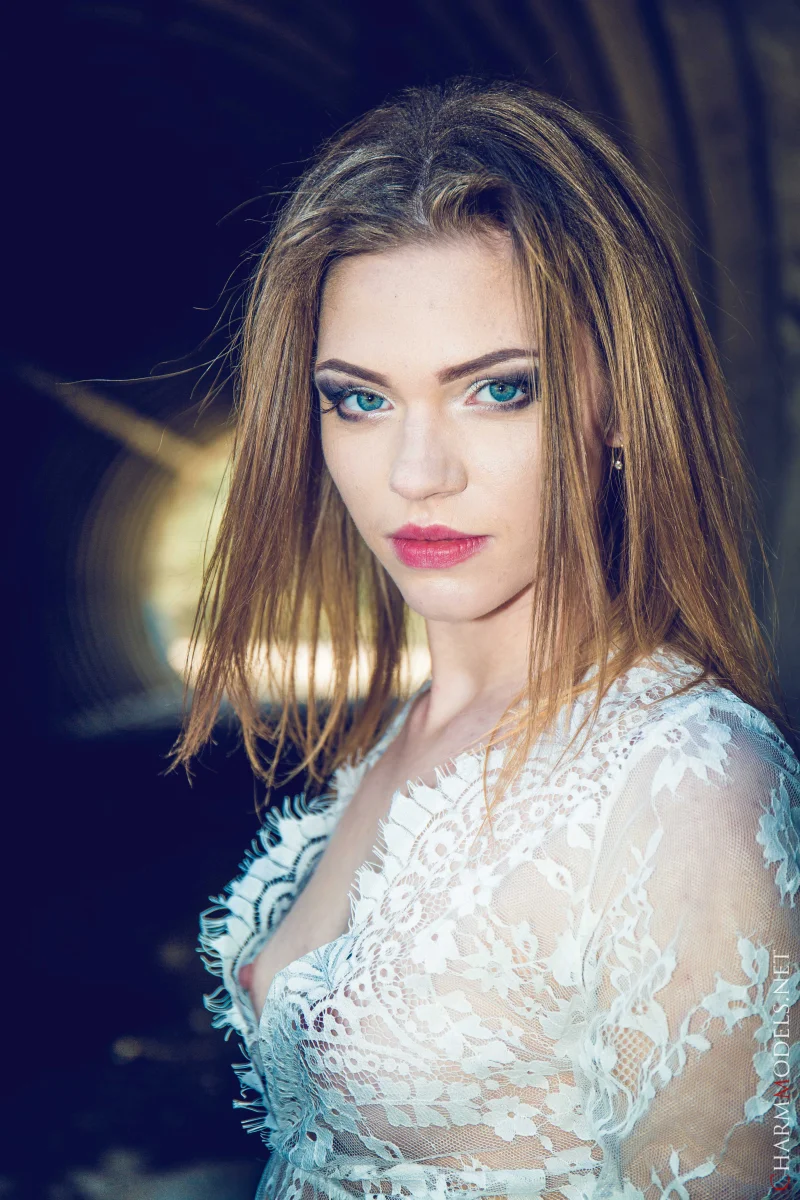 Through the Tunnel with Mia Luna Preview picture 5
