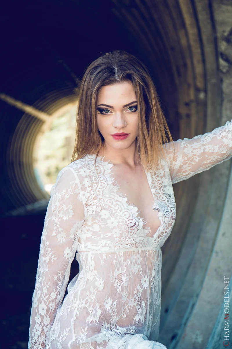 Through the Tunnel with Mia Luna Preview picture 7