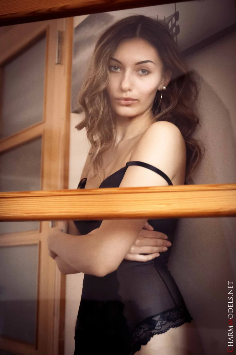 Through the Door with Mia Moon Preview picture 6