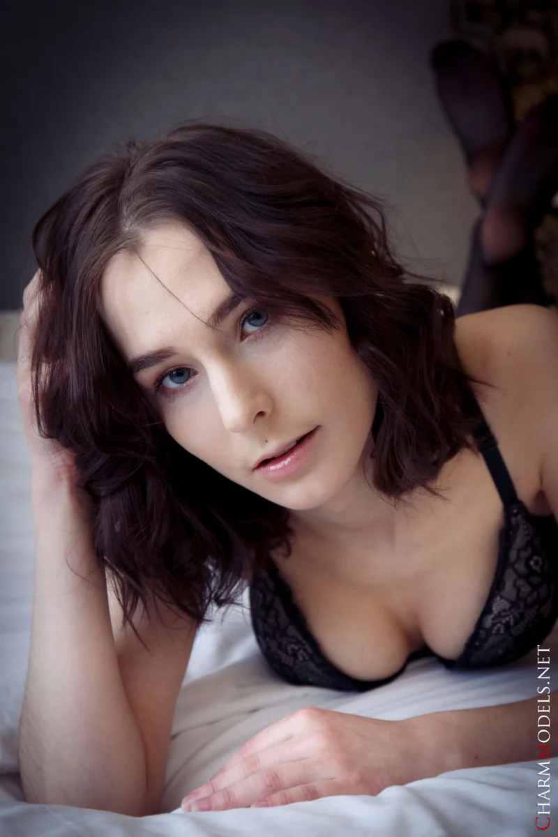 Bedroom Play in Black with Poppy Preview picture 1