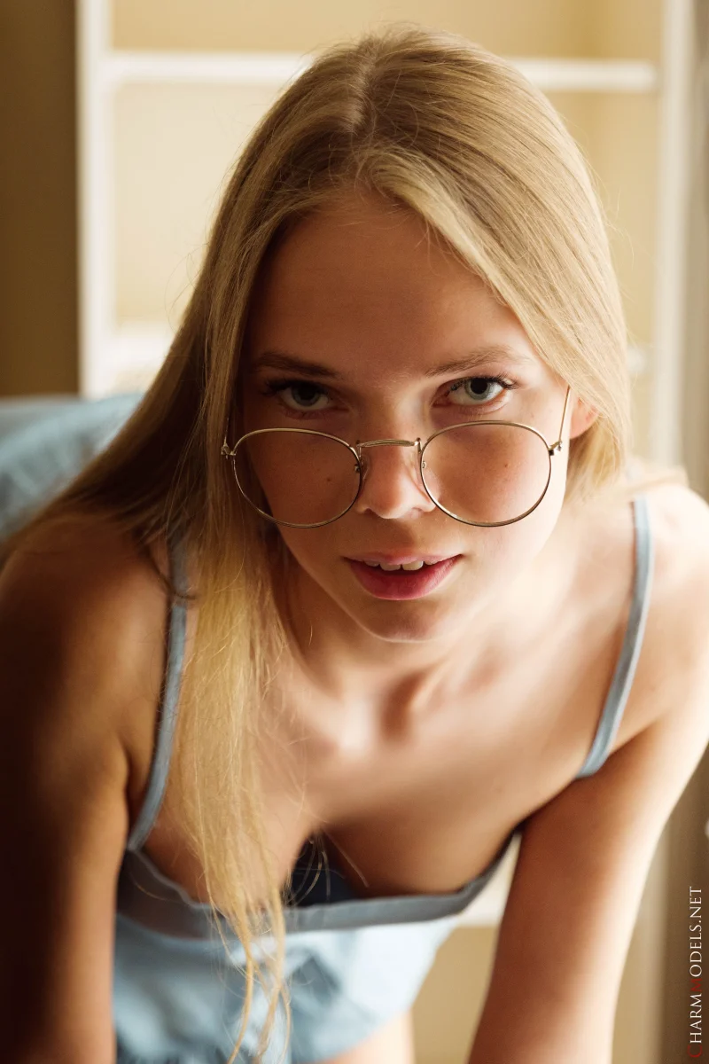 Luise Wixx Undresses the Quiet Office Mood Preview picture 6