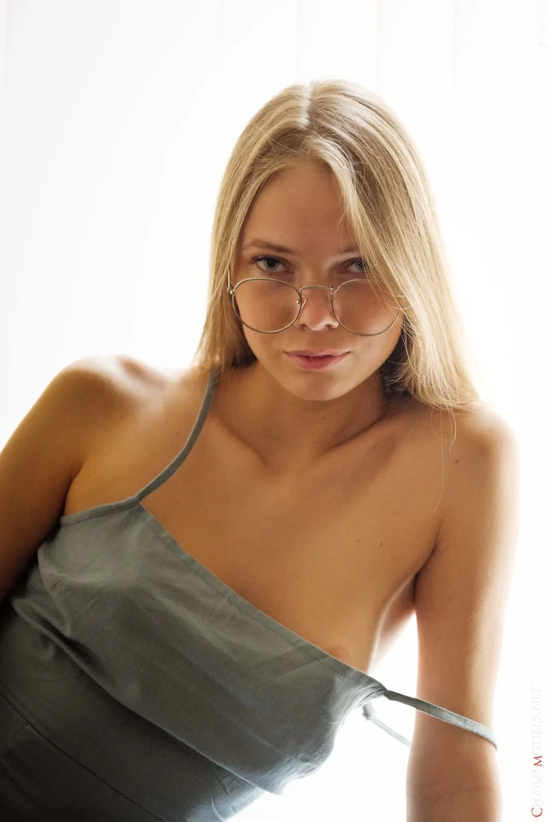 Luise Wixx Undresses the Quiet Office Mood Preview picture 8